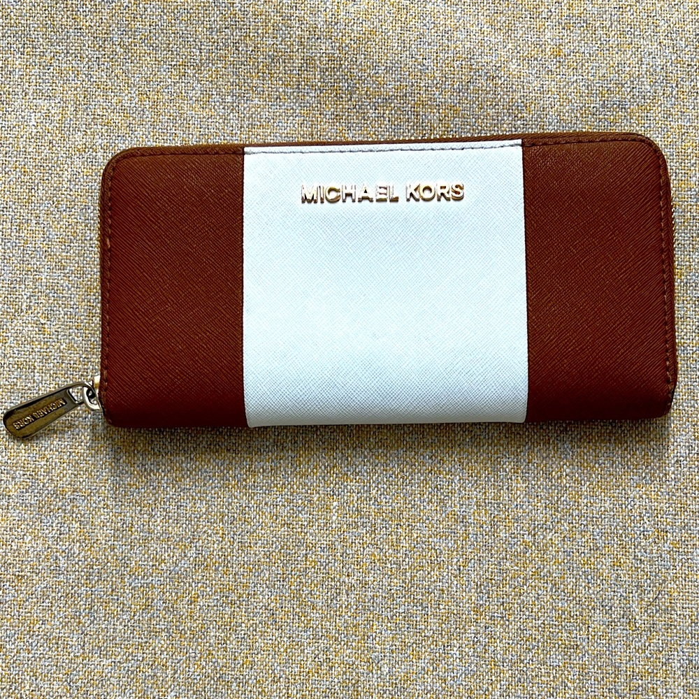 ❤️ Michael Kors Two-Tone Brown and White Wallet ❤️ final price drop❤️
